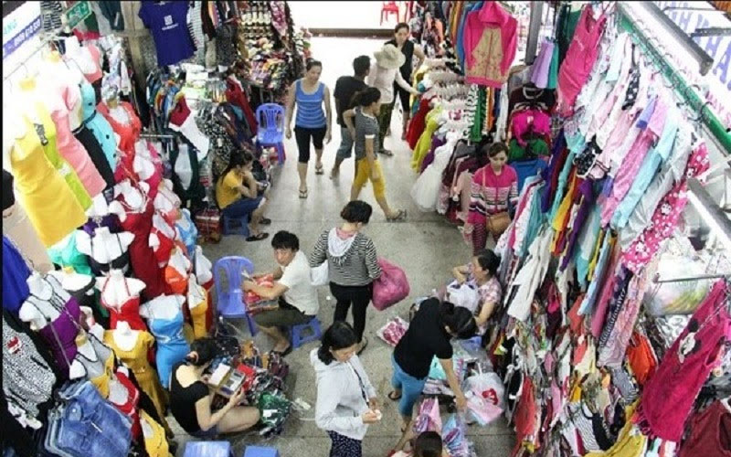 Mua lại hàng của những dân buôn đi đánh hàng Quảng Châu, chủ shop dễ dàng lựa chọn sản phẩm theo đúng mong muốn của mình.